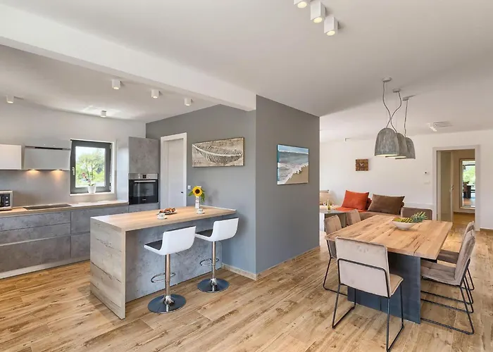 Semesterbostad Momare Pula